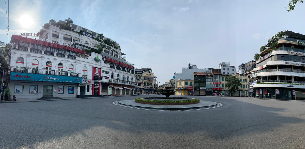 Hình ảnh Quảng trường Đông Kinh Nghĩa Thục (Hoàn Kiếm, Hà Nội) vắng vẻ, hầu như không có người qua lại.