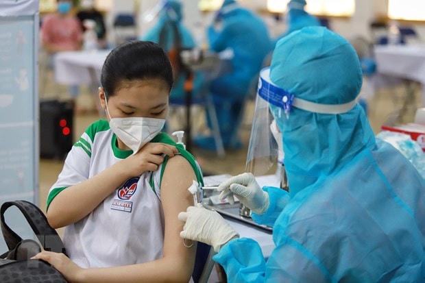 Nhân viên y tế tiêm vaccine phòng Covid-19 cho học sinh tại huyện Củ Chi. Ảnh: Thu Hương/TTXVN.