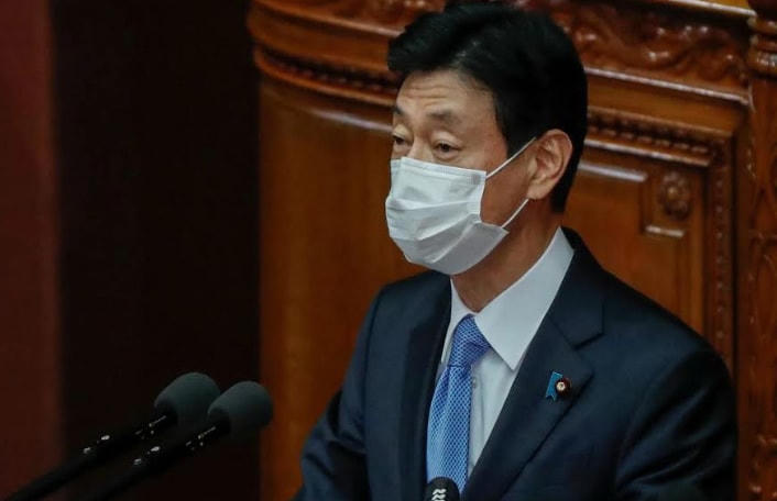 Bộ trưởng Kinh tế Nhật Bản Yasutoshi Nishimura phát biểu về chính sách phòng dịch tại buổi khai mạc phiên họp toàn thể của Hạ viện ở Tokyo. Ảnh: Reuters.  