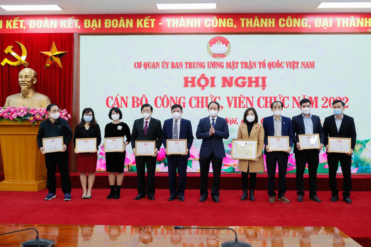 Phó Chủ tịch - Tổng Thư ký Lê Tiến Châu trao danh hiệu Chiến sĩ thi đua năm 2021 cho các cá nhân.