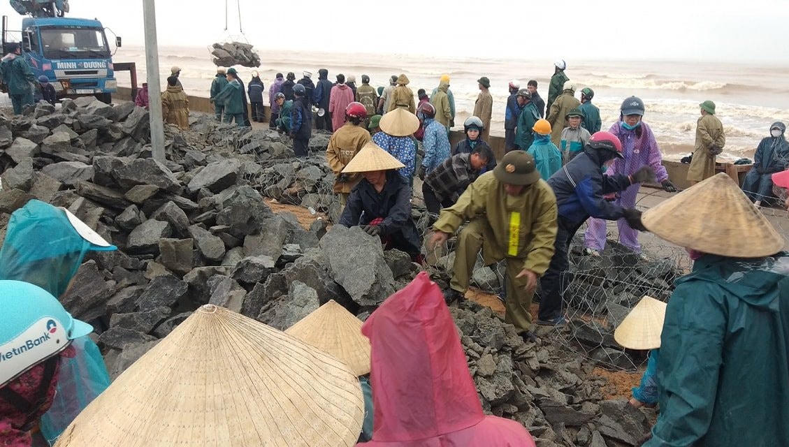 Khẩn trương chạy đua với bão số 8...