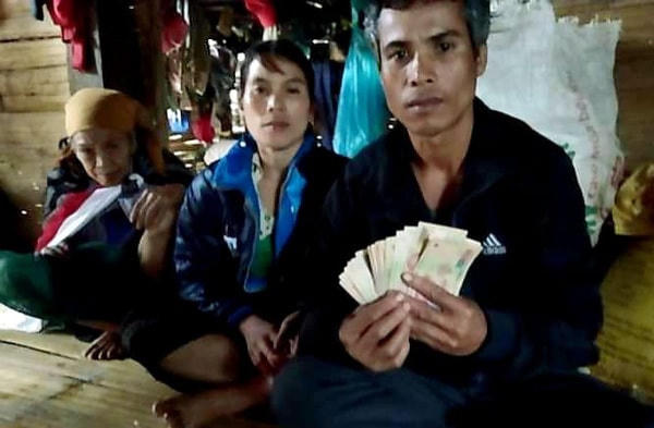 Ông Ăm Diệu phát hiện bên trong chiếc áo cũ được tặng là 10 triệu đồng. (Ảnh: facebook).