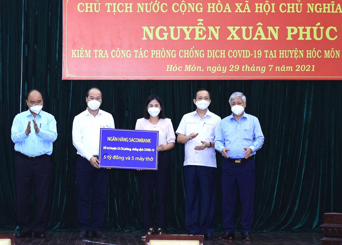 Chủ tịch nước Nguyễn Xuân Phúc; Chủ tịch UBTƯ MTTQ Việt Nam Đỗ Văn Chiến chứng kiến lễ trao tặng hai huyện Củ Chi, Hóc Môn (TPHCM) số tiền 5 tỷ đồng và 5 máy thở