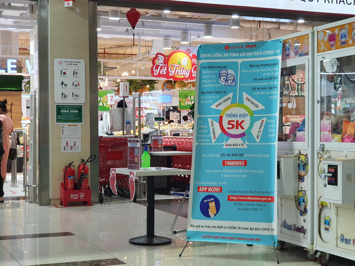 Bàn khai báo được đặt ngay lối ra vào siêu thị Lotte Cầu Giấy.