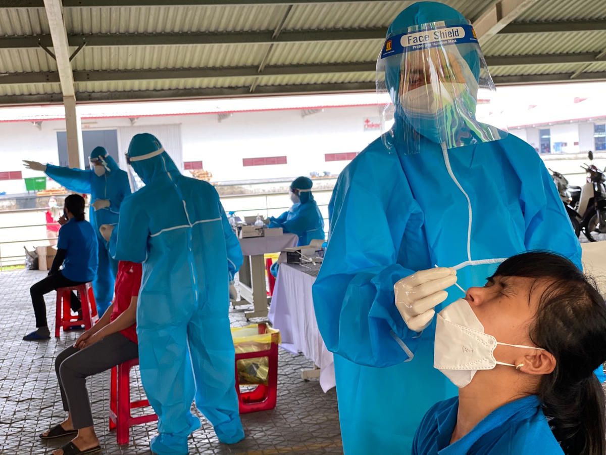 Lực lượng CDC Quảng Nam đang lấy mẫu xét nghiệm Covid-19.