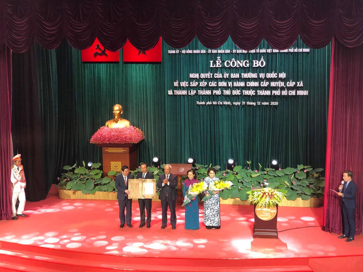 Phó Chủ tịch Quốc hội Uông Chu Lưu trao Nghị quyết về thành lập TP Thủ Đức cho đại diện lãnh đạo TP HCM.(Ảnh: Hồng Phúc).