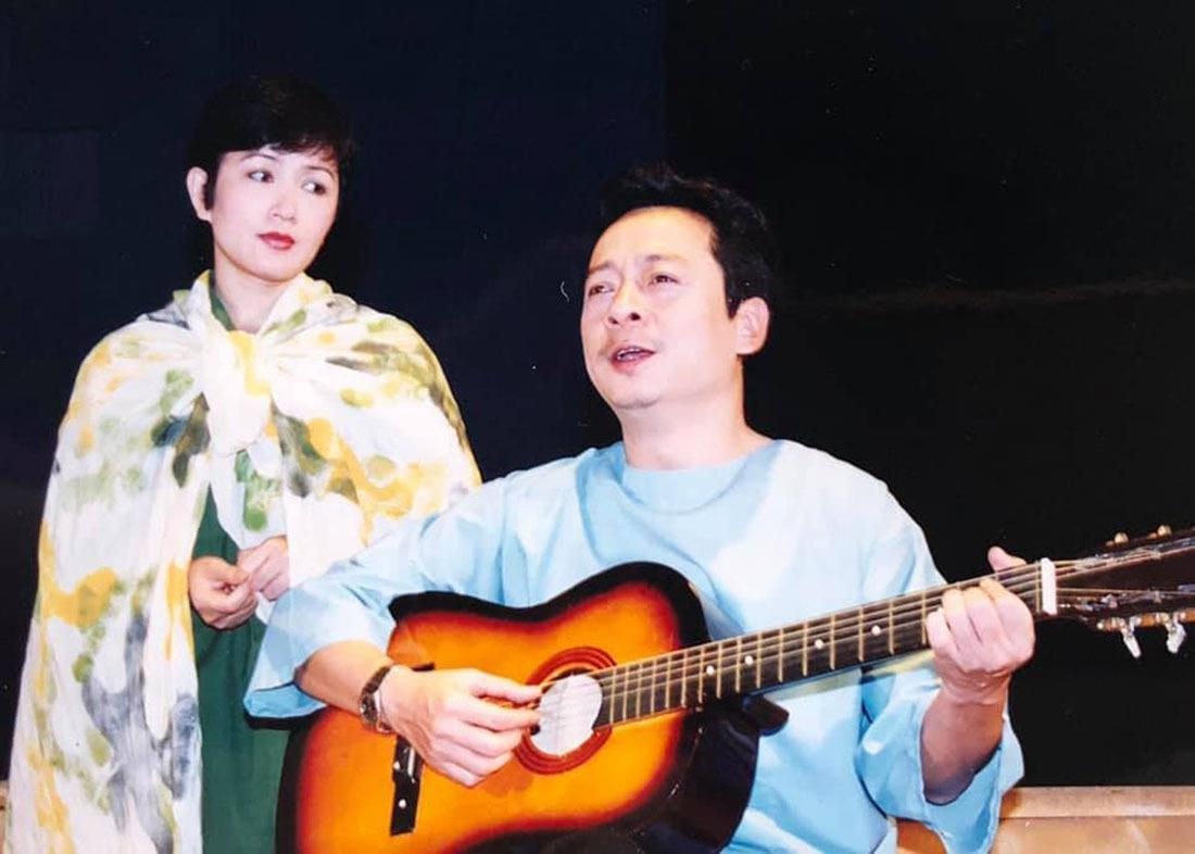 NSND Minh Hòa và cố NSND Hoàng Dũng trong một vở diễn.