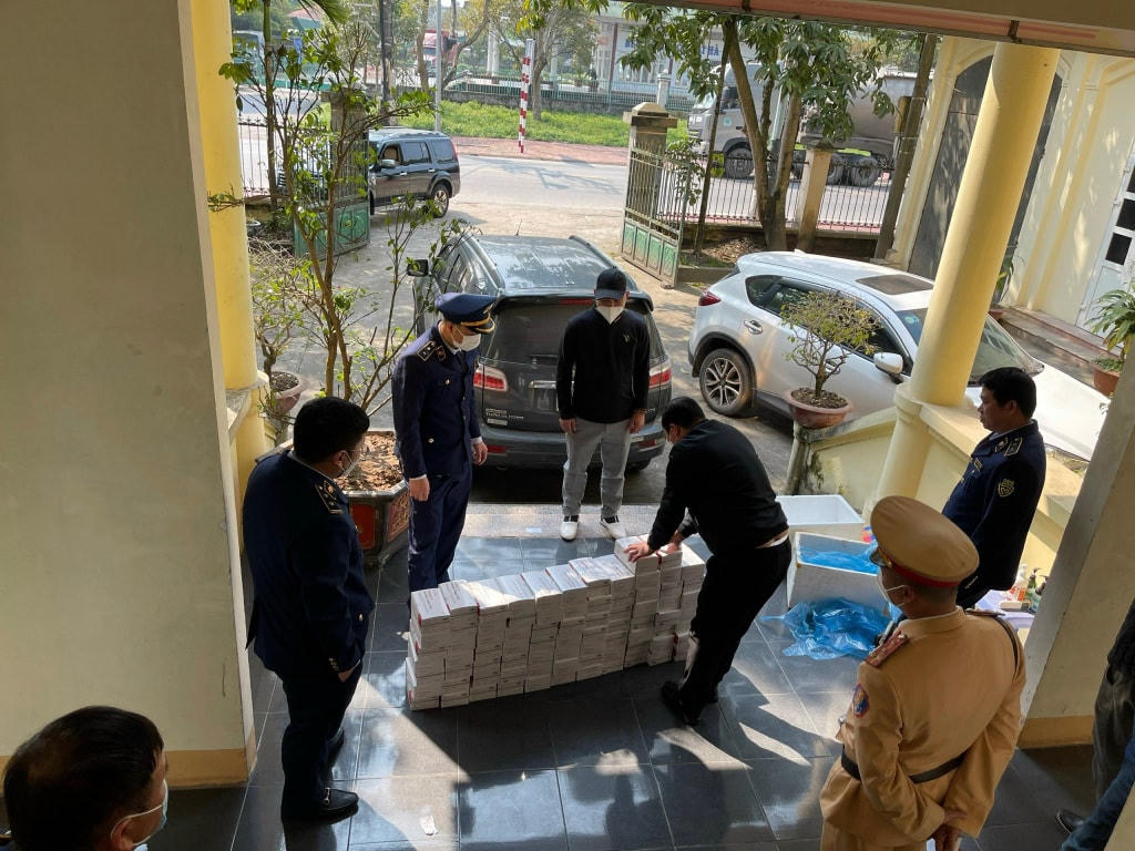 Số kit test nghi nhập lậu do được đưa về trụ sở Đội Quản lý thị trường số 2. Ảnh: Trung tâm TT-VH huyện Hải Hà.