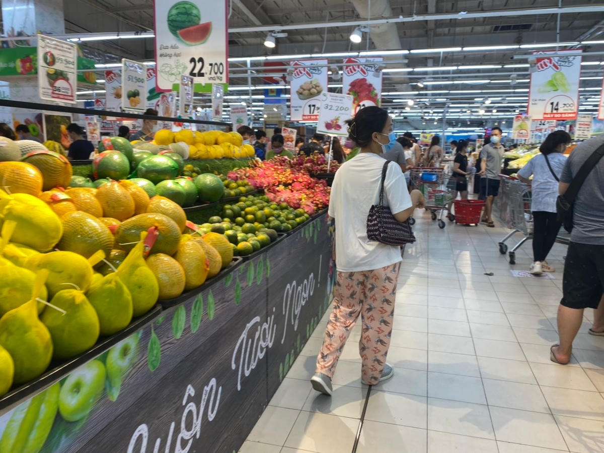 Các quầy thực phẩm, hoa quả, rau tươi đều đầy ắp. Ảnh: L.A. 