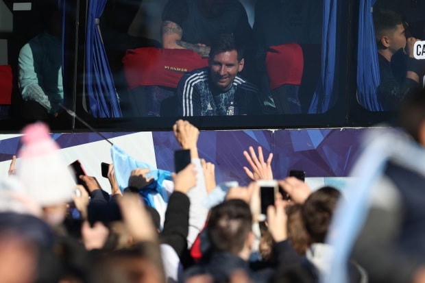 Messi chỉ có thể giao lưu với người hâm mộ qua cửa kính xe bus.