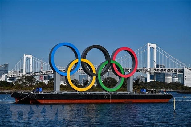 Biểu tượng của Olympic Tokyo tại Tokyo, Nhật Bản. (Ảnh: AFP/TTXVN).