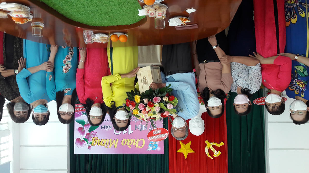 Ông Lê Văn Bình, Chủ tịch Ủy ban MTTQ Việt Nam tỉnh Ninh Thuận và đoàn công tác, tặng hoa, chúc mừng Hội Liên hiệp Phụ nữ tỉnh Ninh Thuận nhân Ngày Quốc tế Phụ nữ 8-3.