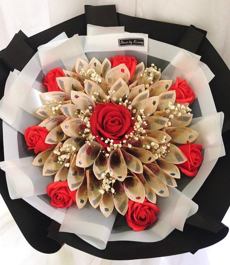 Hoa “polime” được sáng tạo vô cùng bắt mắt, mang ý nghĩa “thực tế” hơn.