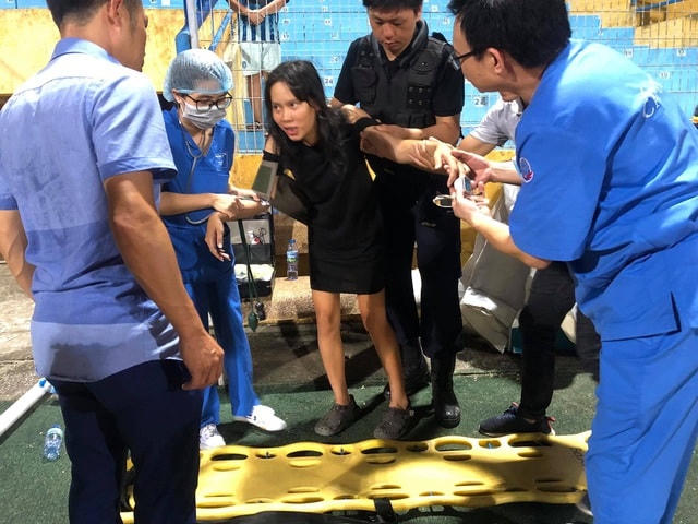 Sau đó, cô được đưa lên xe cứu thương, di chuyển về khu vực phòng nghỉ để tiếp tục theo dõi.  