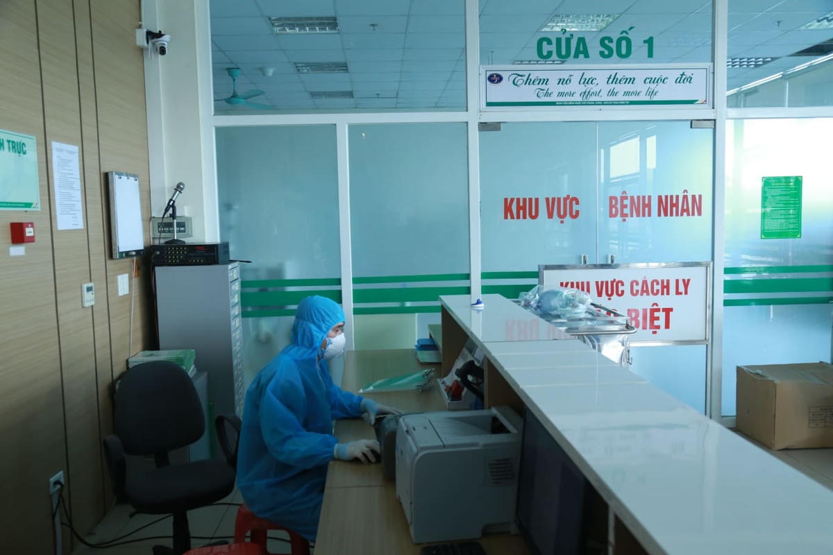 [ẢNH] Đón người Việt từ&nbsp;Guinea Xích đạo về Bệnh viện bệnh Nhiệt đới Trung ương