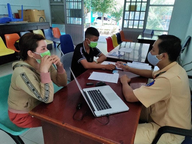 Hai mẹ con Ph làm việc với Đội CSGT-TT Công an TP Bà Rịa. Ảnh: GT