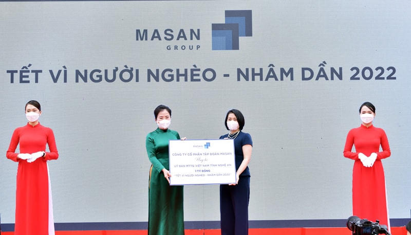 Bà Võ Minh Sinh, Chủ tịch Ủy ban MTTQ Việt Nam tỉnh Nghệ An nhận quà an sinh trị giá 1 tỷ đồng từ Tập đoàn Masan.