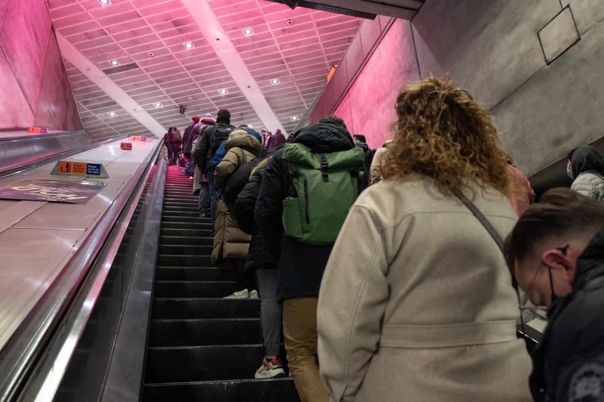 Người dân hối hả trở về nhà lúc chiều tối sau một ngày làm việc dài ở thủ đô London. Ảnh: The Guardian.