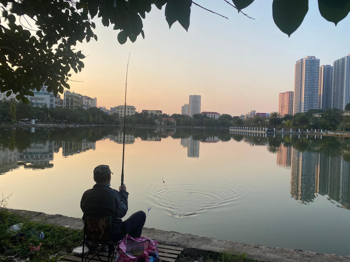 Công viên – hồ điều hoà Mai Dịch được cải tạo dần sau phản ánh