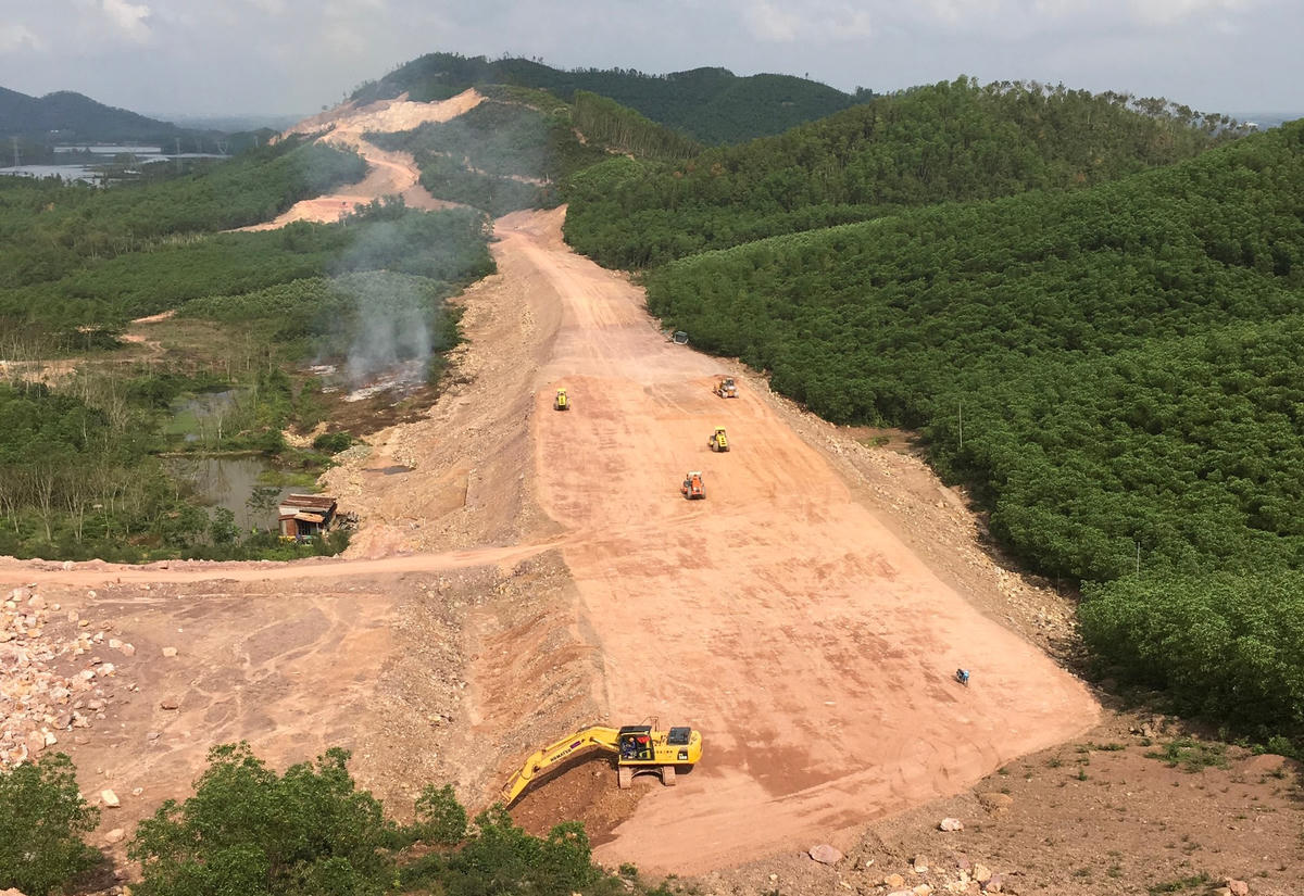 Các đơn vị đang thi công tại Dự án Cam Lộ - La Sơn..