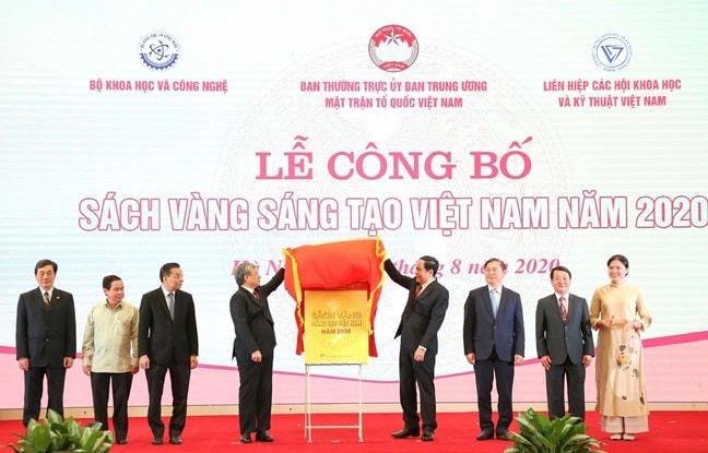 Ủy viên Bộ Chính trị, Thường trực Ban Bí thư Trần Quốc Vượng và Bí thư Trung ương Đảng, Chủ tịch UBTƯ MTTQ Việt Nam Trần Thanh Mẫn cùng các đại biểu công bố Sách vàng Sáng tạo Việt Nam năm 2020. 