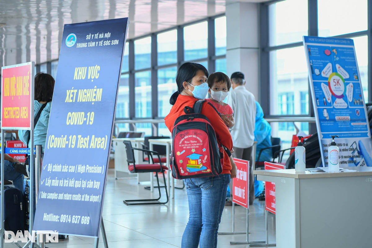Cận cảnh test nhanh Covid-19 cho khách ra vào Thủ đô ở sân bay Nội Bài