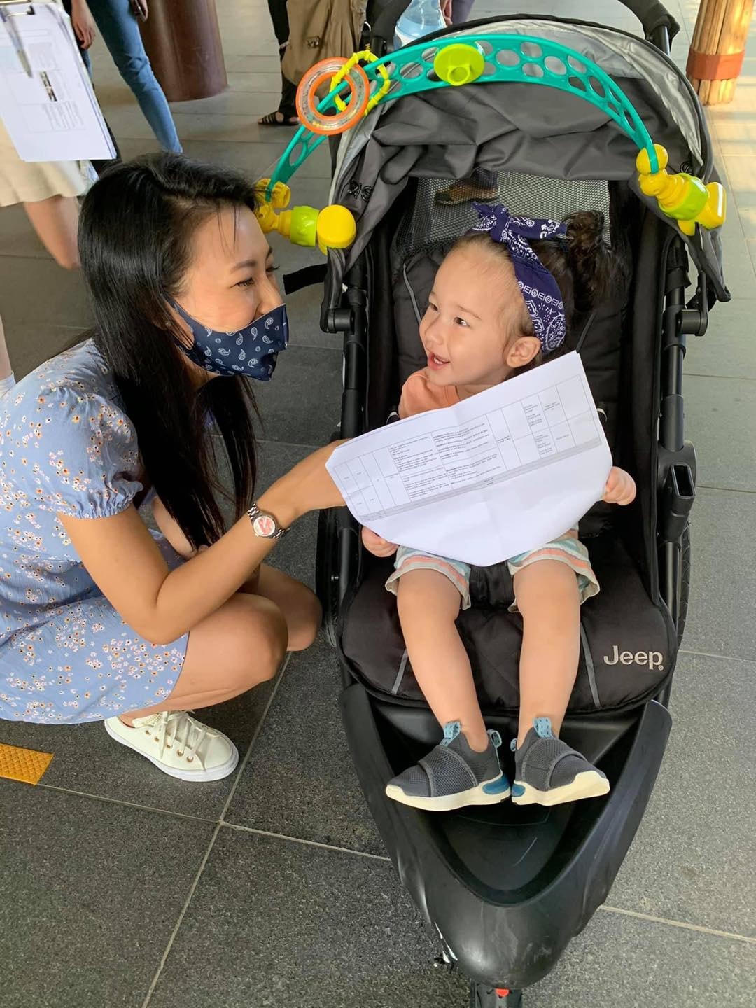 Hoàng Oanh thích thú với hình ảnh con trai cầm kịch bản của mẹ đọc như thật: “Ảnh theo mẹ đi quay và cầm kịch bản đọc đồ nữa. Cưng xĩu”.  