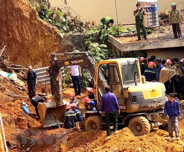 Lực lượng cứu hộ cứu nạn tìm kiếm thi thể nạn nhân trong vụ tai nạn. (Ảnh: Trung Kiên/TTXVN).