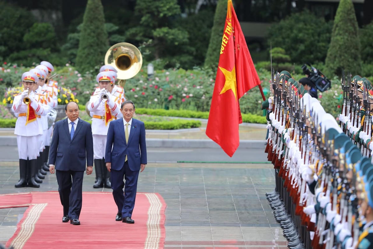 Hai Thủ tướng duyệt đội danh dự. Ảnh: Quang Vinh.