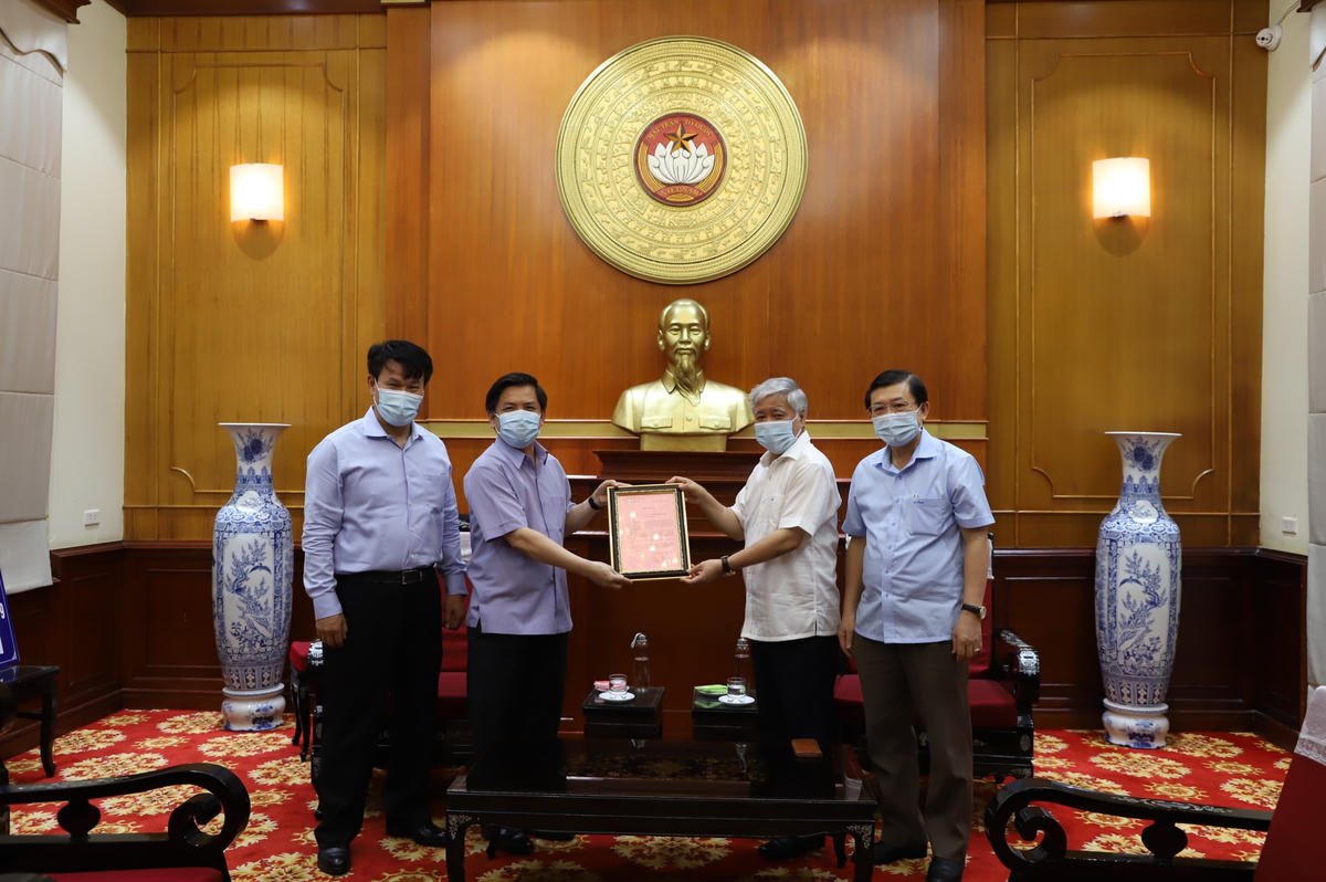 Chủ tịch Đỗ Văn Chiến trao thư cảm ơn của UBTƯ MTTQ Việt Nam đến Bộ Giao thông Vận tải.