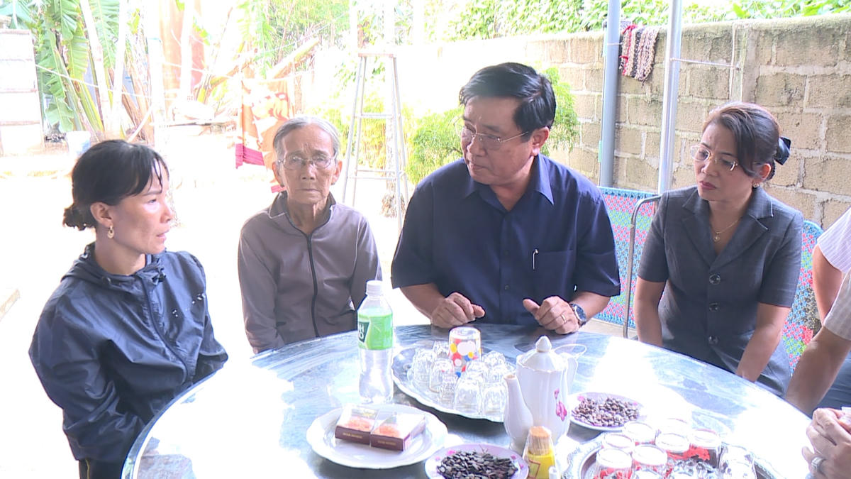 Lãnh đạo tỉnh Bình Định thăm hỏi, chia sẻ và động viên gia đình các thuyền viên gặp nạn trong bão số 9 tại thị xã Hoài Nhơn. Ảnh: Anh Phương.