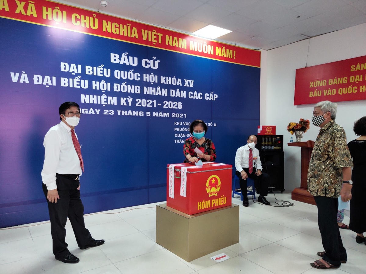 Bà Nguyễn Thị Vân, cử tri Tổ dân phố 11 thực hiện quyền bỏ phiếu bầu cử.