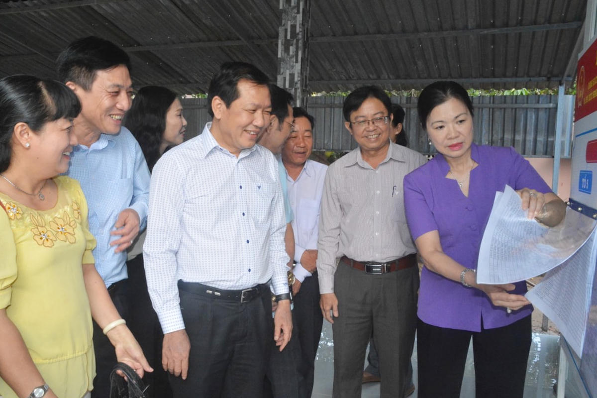 Đoàn công tác Uỷ Ban Trung ương MTTQ Việt Nam kiểm tra công tác chuẩn bị bầu cử ở xã Tân Hưng.