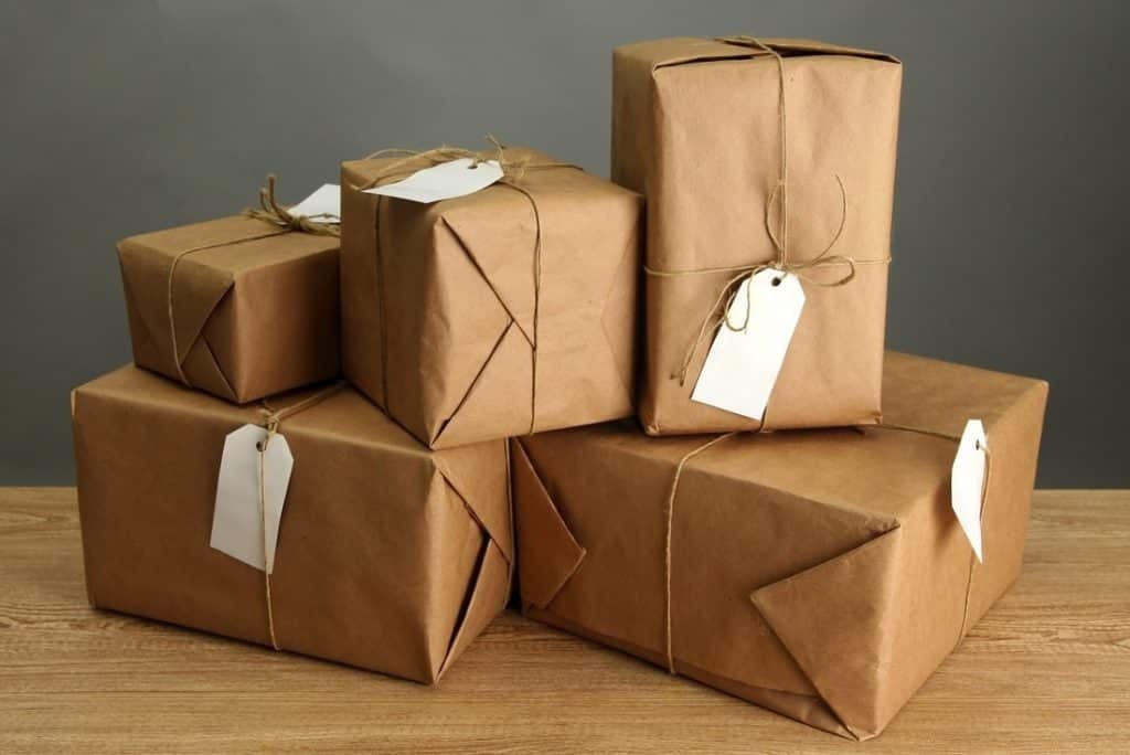 Nhiều người lựa chọn phương án gửi hàng qua chuyển phát nhanh.