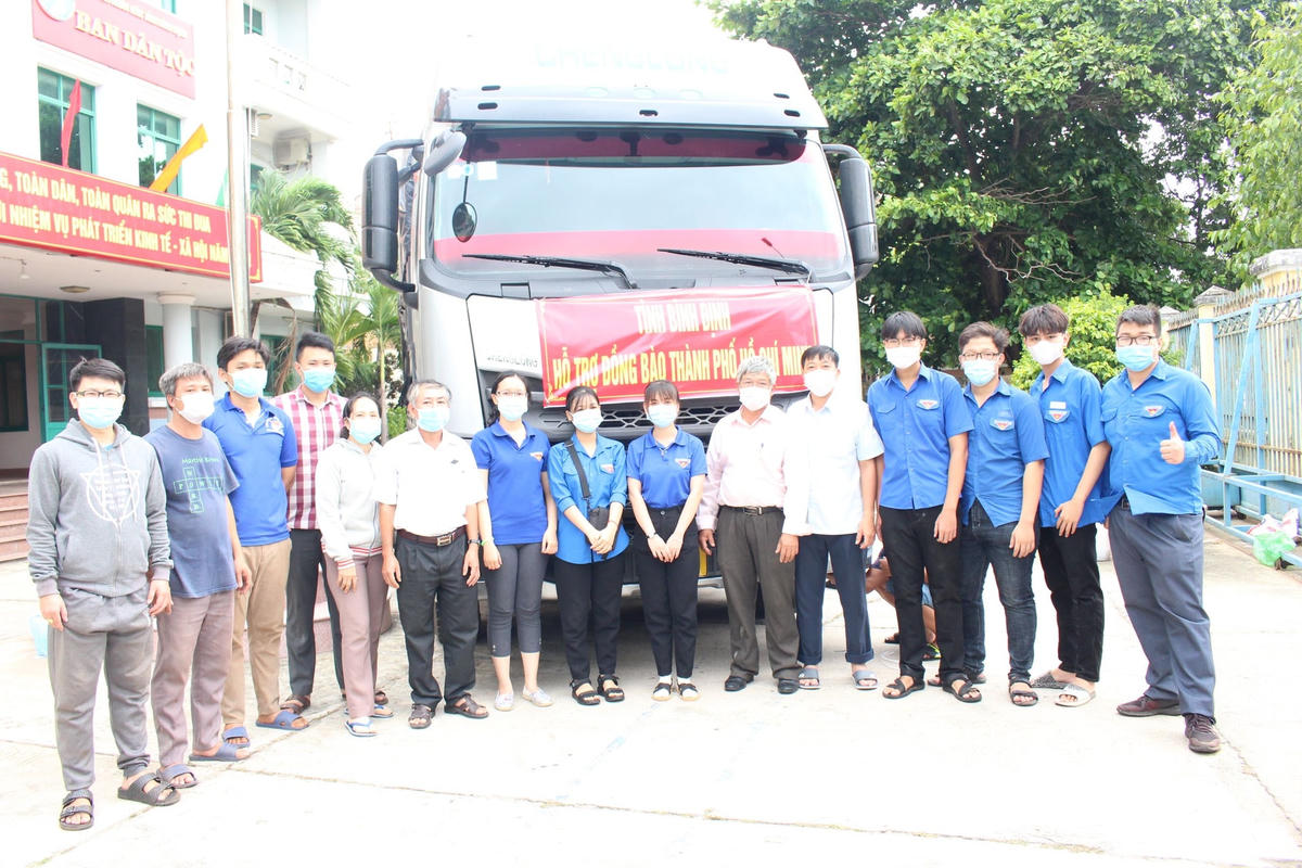 Đoàn tịnh nguyện viên “Chuyến xe nghĩ tình” tại Bình Định.