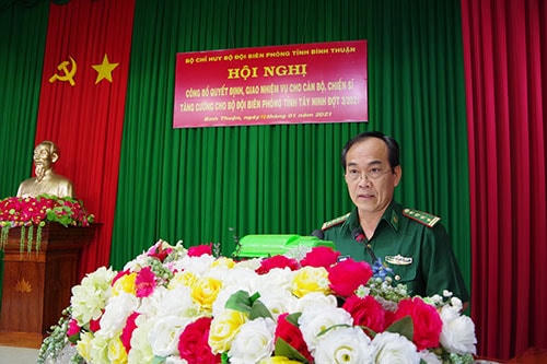 Đại tá Đinh Văn Sáu, Chính ủy BĐBP tỉnh Bình Thuận giao nhiệm vụ, động viên cán bộ, chiến sĩ trước khi lên đường thực hiện nhiệm vụ tăng cường, chống dịch Covid-19 tại khu vực biên giới tỉnh Tây Ninh.