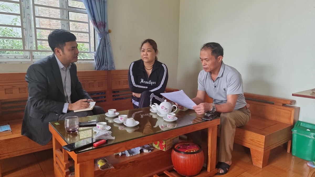 Người dân đang trao đổi với báo Đại Đoàn kết liên quan đến việc sáp nhập TDP Mỹ Sơn.