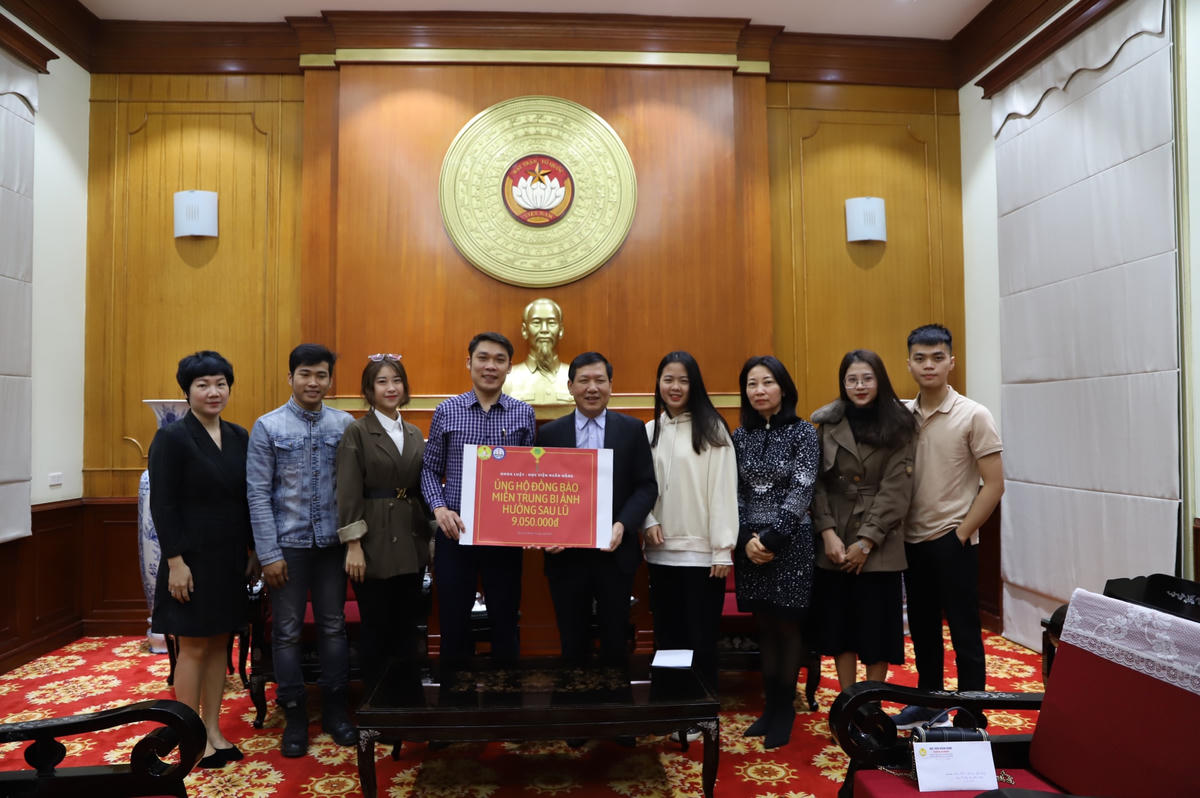 Ông Trần Văn Sinh, Trưởng ban Phong trào, UBTƯ MTTQ Việt Nam tiếp nhận ủng hộ từ Khoa Luật, Học viện Ngân hàng.