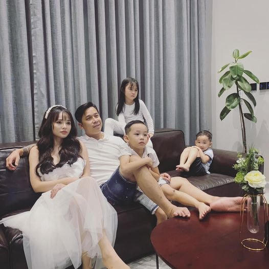 Một mảnh của The Men sẽ cổ vũ cho Đội tuyển Việt Nam cùng với vợ và các con.