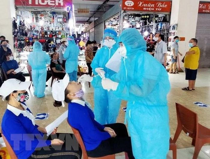Lấy mẫu xét nghiệm Covid-19 tại chợ Hạ Long 1. Ảnh: TTXVN.
