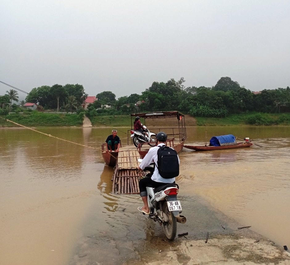Mỗi khi nước lên, người dân phải đi đò qua sông.