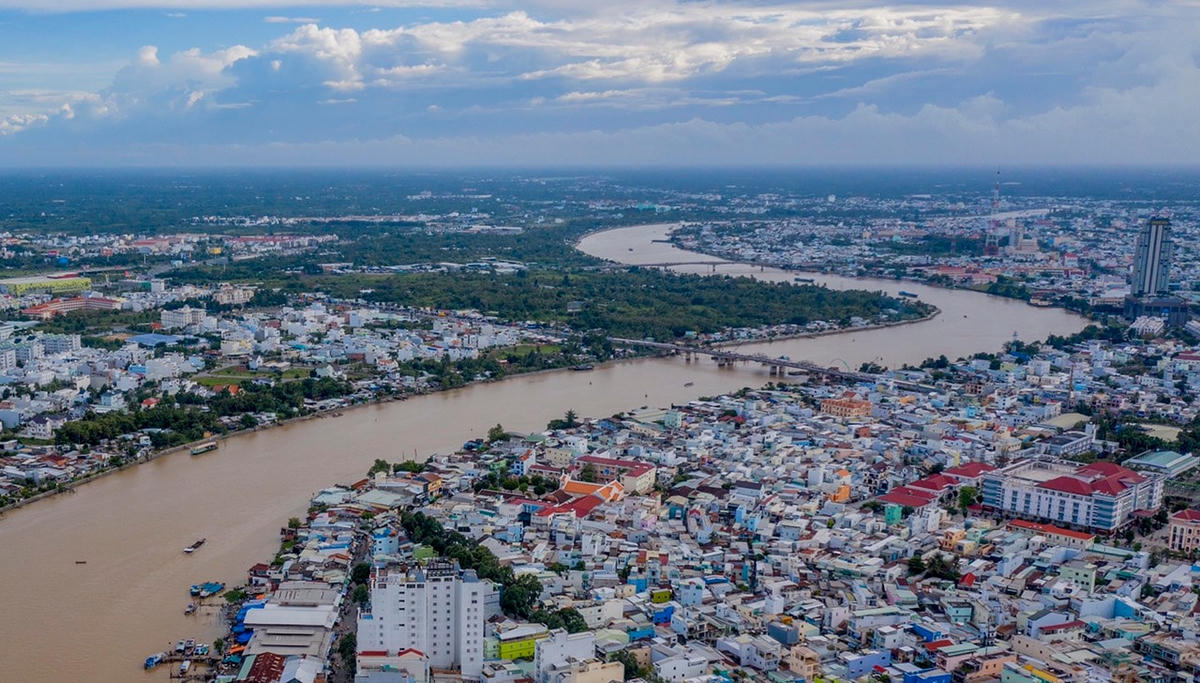 Hệ thống sông ngòi chằng chịt, thuận tiện giao thông thuỷ .