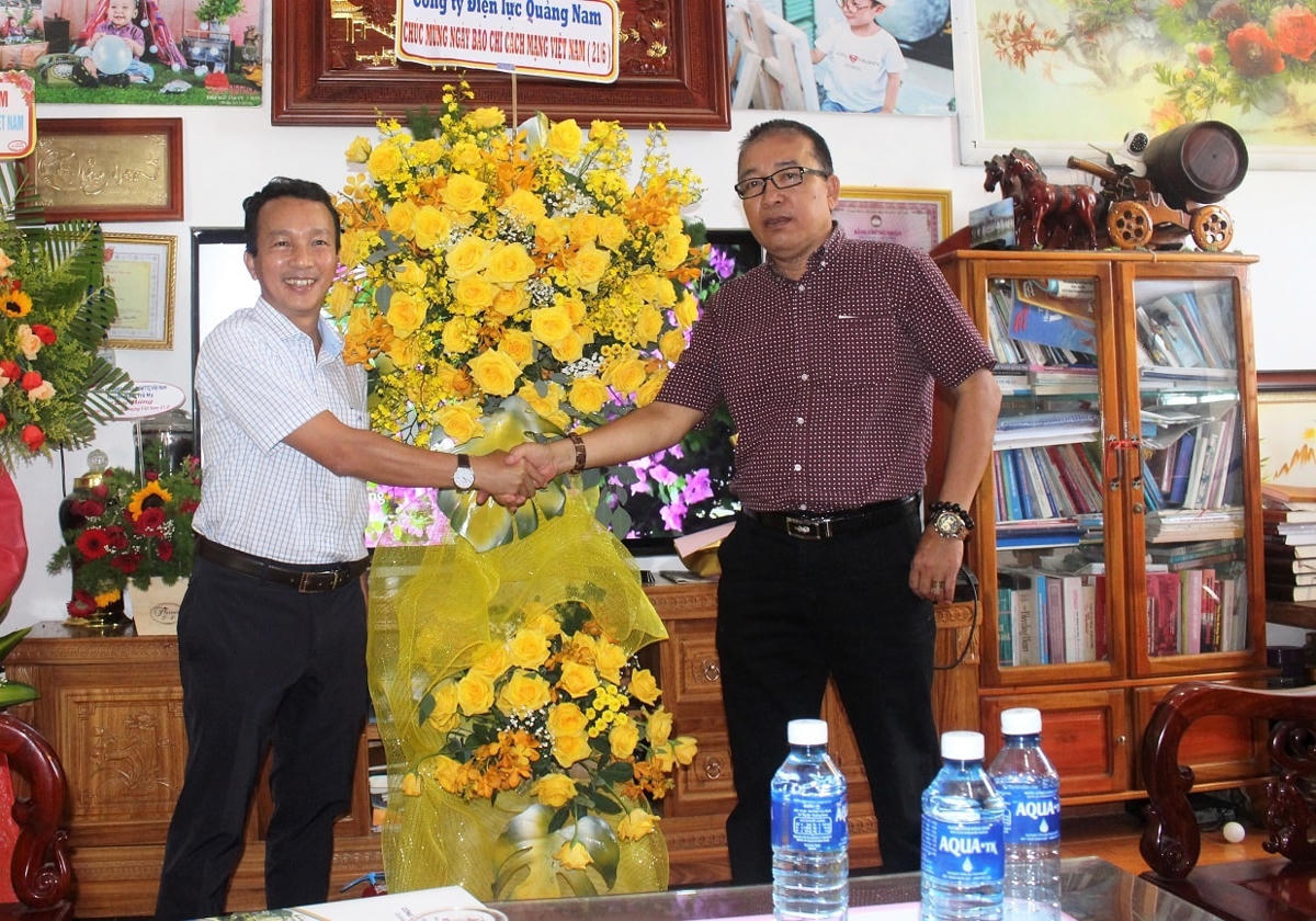 Điện lực Quảng Nam chúc mừng Văn phòng báo Đại Đoàn Kết.