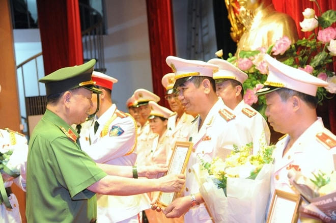 Bộ Trưởng Bộ Công an trao Quyết định điều động Đại tá Dương Văn Tính, Giám đốc Công an tỉnh Bắc Kạn giữ chức vụ Cục trưởng Cục Công nghệ thông tin, Bộ Công an.