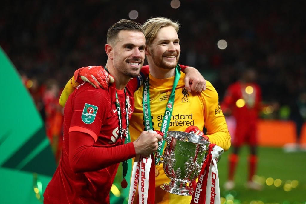 Đội trưởng Henderson và người hùng của Liverpool - Kelleher khoe cúp bạc.