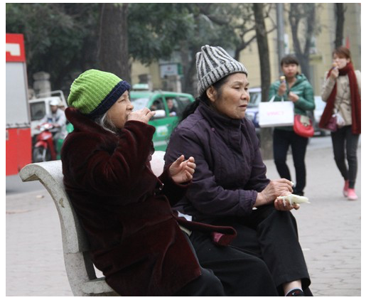 Người cao tuổi cần giữ ấm cơ thể khi trời lạnh. (Ảnh minh hoạ)