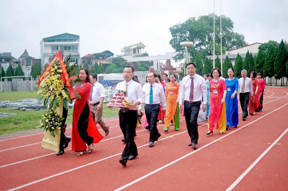 Đoàn Trung tâm Y tế thành phố Yên Bái vào dâng hoa di tích.