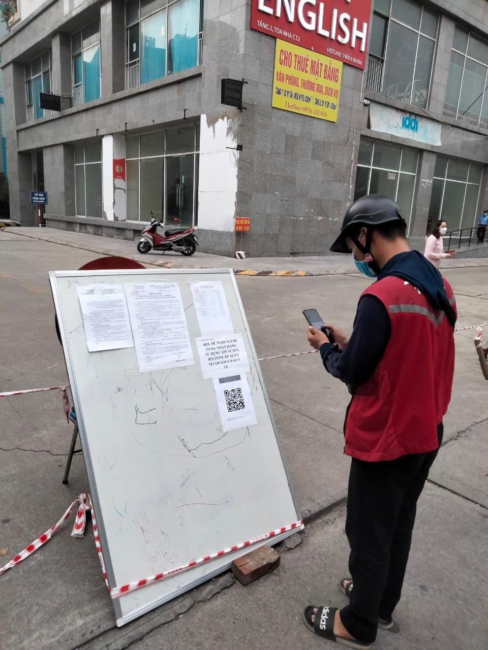 Khi muốn đi vào giao đồ cho cư dân tại các tòa chung cư buộc shipper phải quét mã QR code khai báo y tế, thì mới được gọi cư dân tại toàn nhà xuống lấy hàng.