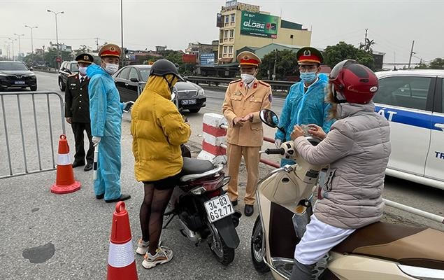 Lực lương chức năng kiểm soát hoạt động giao thông trên địa bàn TP Hải Dương.
