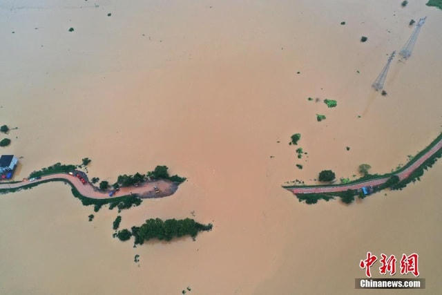 Ảnh chụp đoạn đê vỡ dài 120 mét trên sông Dương Tử ở Giang Tây ngày 11/7 (Ảnh: China News).